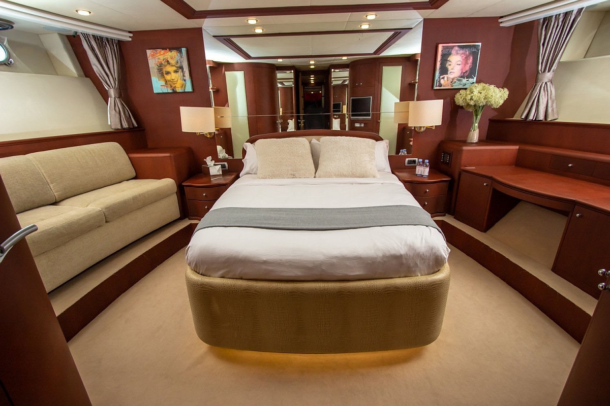 Аренда моторной яхты Azimut 100 Medusa в Дубае, ОАЭ